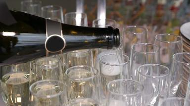 倒闪闪发光的酒香槟眼镜慢运动接待联欢晚会事件庆祝活动晚上